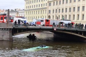В Санкт-Петербурге автобус с двадцатью пассажирами упал в Мойку