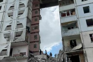 В Белгороде в результате ракетной атаки в 10-этажном доме полностью обрушился один подъезд