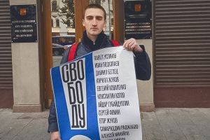 Павел Устинов принял эстафету — вышел с пикетом за тех, кто еще сидит